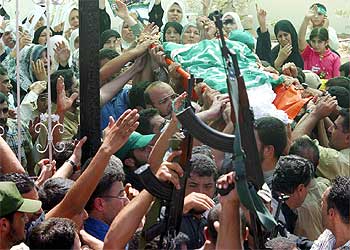 El cadáver de Abu Shanab es llevado hacia su casa durante el funeral en Gaza.