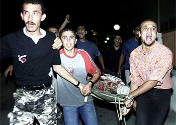 Varios palestinos trasladaban el cuerpo de uno de los militantes de Hamás muertos en el atentado de ayer en Gaza.