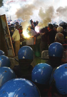 Centenares de activistas antiglobalización se enfrentan hoy  a la policía durante la cumbre de ministros de Exteriores en Italia.