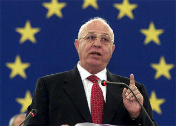 Abu Alá acepta ser primer ministro pero pide a Arafat que acabe antes con los ataques israelíes