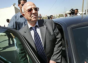 Ahmed Qurei, tras confirmar su aceptación del cargo, a las puertas del cuartel general de Arafat en Ramala.