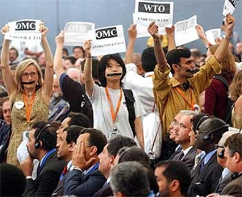 Los activistas exhiben pancartas en contra de la OMC.