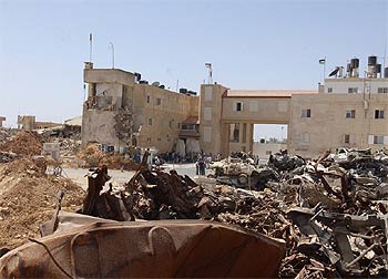 Las oficinas del presidente palestino, rodeadas por chatarra a modo de barricadas.