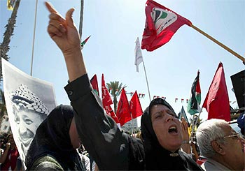 Una mujer clama contra Israel durante una protesta a favor del  rais<i< Arafat celebrada hoy en la ciudad de Gaza.