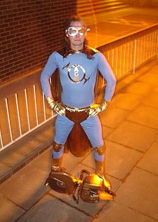 Angle Grinder Man en acción, en una imagen tomada de su página  web .