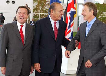 Schröder, Chirac y Blair, momentos antes de iniciar la reunión en Berlín.