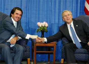 Aznar y Bush se estrechan las manos durante su rnencuentro en Nueva York.