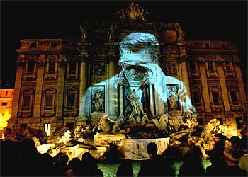 'La Dolce Vita' proyectada en la Fontana de Trevi, en Roma, con motivo de la fiesta 'la noche en blanco' antes de que se produjera el apagón.