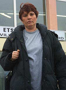 Marie Humbert, ante el hospital donde estaba internado su hijo, en diciembre.