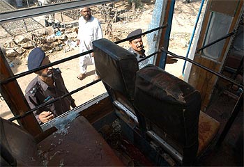 Agentes de la Policía inspeccionan el autobús donde se ha producido el atentado.