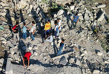 Unos niños palestinos, entre las ruinas de la casa de la  kamikaze  Hanadí Tayseer Jaradat en Jenín.