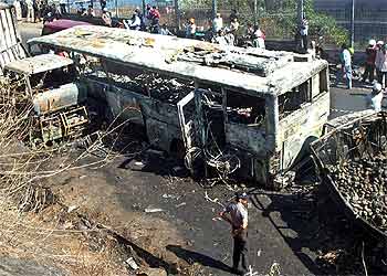 En la imagen, se observa el estado en que ha quedado el autobús tras el accidente.