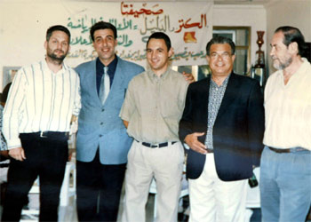 José Antonio Bernal, en el centro, posa junto a unos amigos en Bagdad.