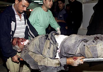 Los servicios sanitarios palestinos trasladan a uno de los 18 heridos al hospital del campo de refugiados de Rafah.