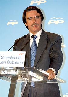 Aznar destaca el patriotismo de Bernal en un acto de apoyo a Aguirre.