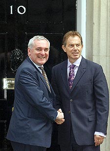 El primer ministro británico, Tony Blair, saluda a su homólogo irlandés, Bertie Ahern, en Downing Street.