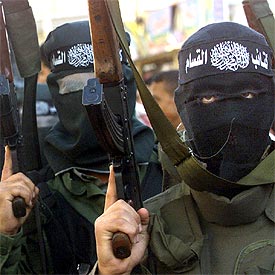 Miembros de Hamás se manifiestan contra Israel empuñando armas en el campo de Rafah.