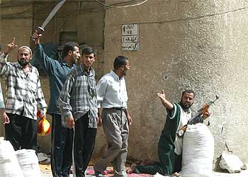 Milicianos iraquíes se enfrentan a las tropas estadounidenses en las calles de Kerbala.
