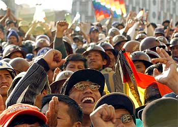 Cientos de manifestantes mineros celebraban en la calle la inminente salida de Sánchez de Lozada.