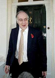 Michael Howard se encuentra esta mañana con la prensa, atrincherada a la puerta de su casa de Londres.
