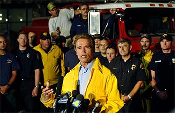Arnold Schwarzenegger, con una cazadora del cuerpo de bomberos, durante una rueda de prensa en San Bernardino.