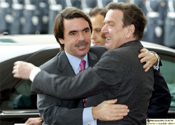 Aznar y Schröder se abrazan hoy en Berlín.