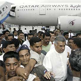 Ranil Wickremesinghe (de camisa blanca), primer ministro de Sri Lanka, es recibido por simpatizantes al regresar a Colombo.