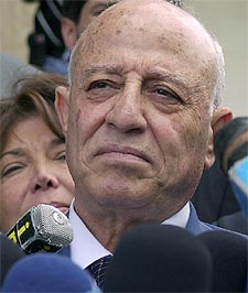 Qurei se dirige a la prensa para dar cuenta del acuerdo, esta mañana en Ramala.