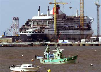 El 'Queen Mary II', en los astilleros franceses de Saint-Nazare.