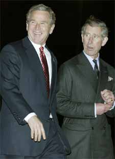 Bush, acompañado por el Príncipe Carlos de Inglaterra, a su llegada a Londres.