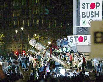 La marcha contra la guerra en Irak ha concluido con el derribo simbólico de una estatua de cartón de Bush en Trafalgar Square.