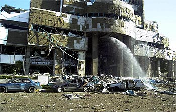 La sede del banco británico HSBC ha resultado muy dañada tras la explosión.