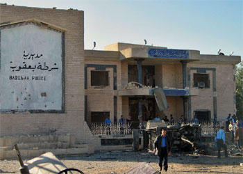 Imagen de la fachada de la comisaría de Baquba tras la explosión.