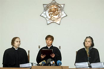 La jueza Nino Kadagidze (centro) en el momento de anunciar  la decisión del Tribunal Supremo de anular las elecciones parlamentarias del pasado dos de noviembre.