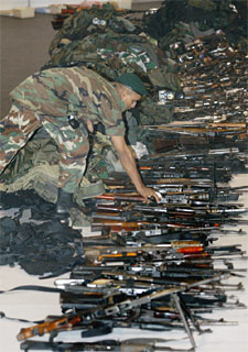 Más de 800 paramilitares han entregado sus armas en un acto celebrado en Medellín.