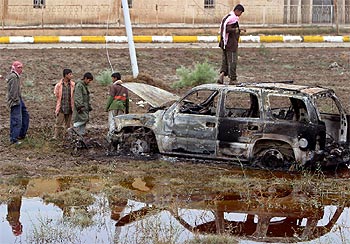 Un joven iraquí, esta mañana subido en uno de los vehículos que formaban el convoy español, a 30 kilómetros de Bagdad.