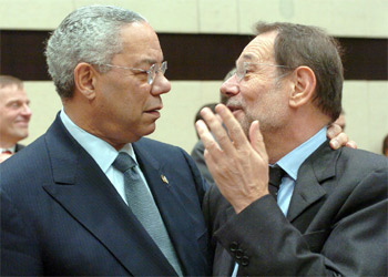 Colin Powell saluda a Javier Solana durante la reunión del Consejo de ministros de Asuntos Exteriores de la OTAN.