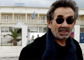 El sindicalista Yannis Serifis abandona la cárcel de máxima seguridad ateniense Korydallos tras ser declarado inocente de pertenecer al grupo terrorista 17 de Noviembre.