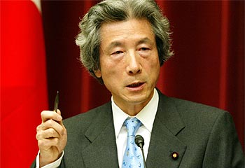 El primer ministro japonés, Junichiro Koizumi, explica el plan para enviar 600 soldados a Irak.