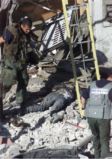 La policía investiga en el lugar de la explosión.