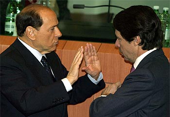 Silvio Berlusconi saluda a José María Aznar al inicio de la cumbre de Bruselas.