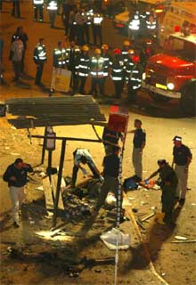 La policía israelí examina el lugar del atentado.