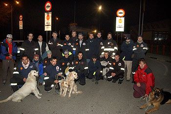 El contingente de Bomberos Sin Fronteras, durante su espera en el aeropuerto de Torrejón.