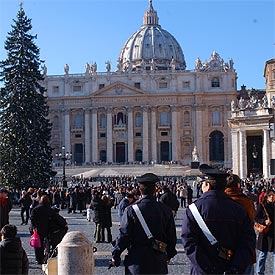 Dos  Carabinieri  patrullan por la plaza de San Pedro del Vaticano.