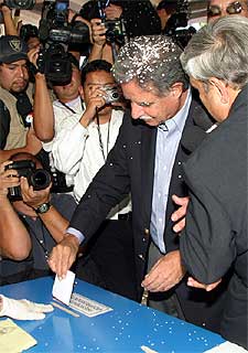 Berger deposita su voto durante las elecciones presidenciales de ayer en Guatemala.