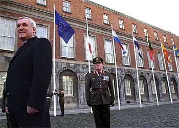 Ahern, tras la izada de bandera de la UE en la sede del Gobierno irlandés.