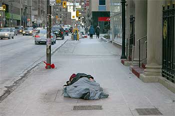 A pesar de los termómetros están en Toronto por debajo de los 30 grados bajo cero, muchos  sin techo  se resisten a acudir a los refugios.