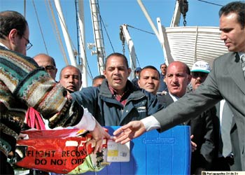 Técnicos de France Telekom e investigadores franceses examinan la 'caja negra'.