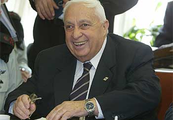 El primer ministro israelí, Ariel Sharon, ríe durante una reunión de Exteriores celebrada el lunes en la Knesset.