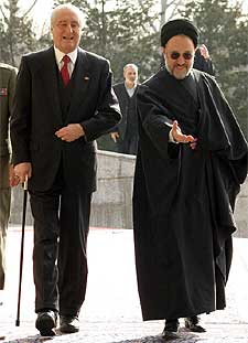 El presidente Jatamí recibe a su homólogo austriaco, Thomas Klestil, esta mañana en su palacio presidencial de Teherán.